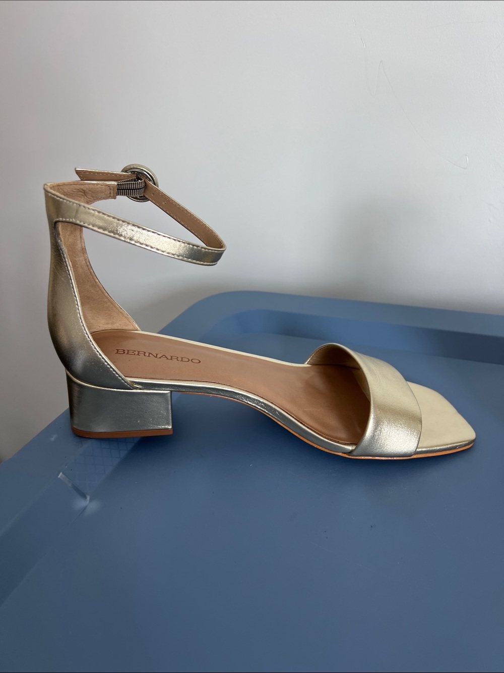 Bernardo champagne antique calf leather gold open toe sandals with low heel 9.5M - Picture 8 of 12